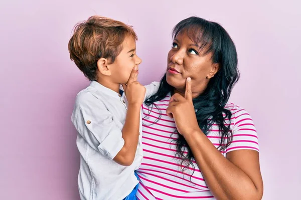 Familia Hispana Madre Hijo Abrazándose Junto Con Amor Cara Seria —  Fotos de Stock