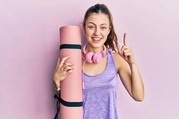 Junge Brünette Frau Hält Yogamatte Lächelnd Mit Einer Idee Oder — Stockfoto