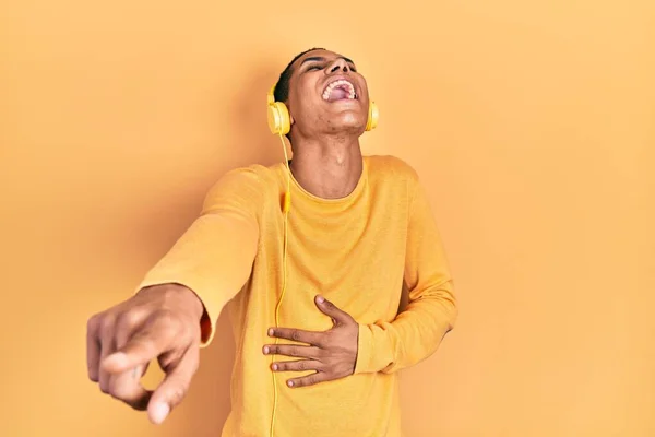 Junger Afrikanisch Amerikanischer Typ Der Musik Über Kopfhörer Hört Dich — Stockfoto