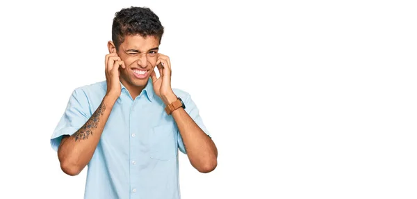 Jovem Afro Americano Bonito Vestindo Roupas Casuais Cobrindo Orelhas Com — Fotografia de Stock