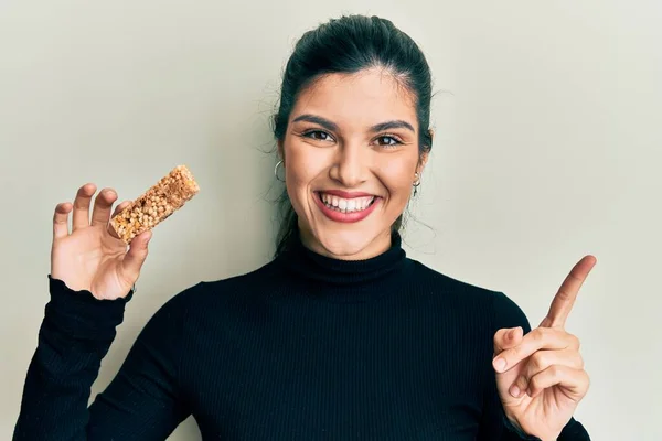 Sağlıklı Enerji Atıştırmalığı Olarak Protein Yiyen Genç Spanyol Kadın Gülümseyerek — Stok fotoğraf