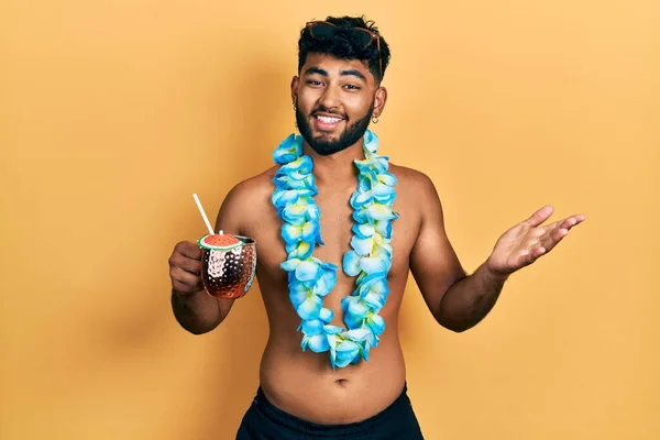 Arabský Muž Plnovousem Plavkách Havajským Lei Popíjejícím Koktejl Oslavující Úspěch — Stock fotografie
