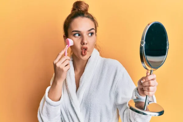 Mujer Rubia Joven Con Bata Sosteniendo Cepillo Removedor Maquillaje Haciendo — Foto de Stock