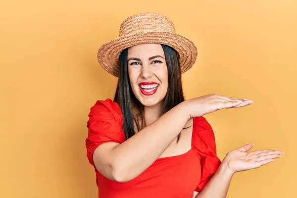 Νεαρή Ισπανόφωνη Γυναίκα Φορώντας Καλοκαιρινό Καπέλο Gesturing Χέρια Που Δείχνουν — Φωτογραφία Αρχείου