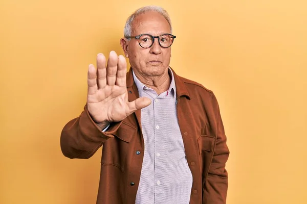 Homme Âgé Aux Cheveux Gris Portant Une Veste Décontractée Des — Photo