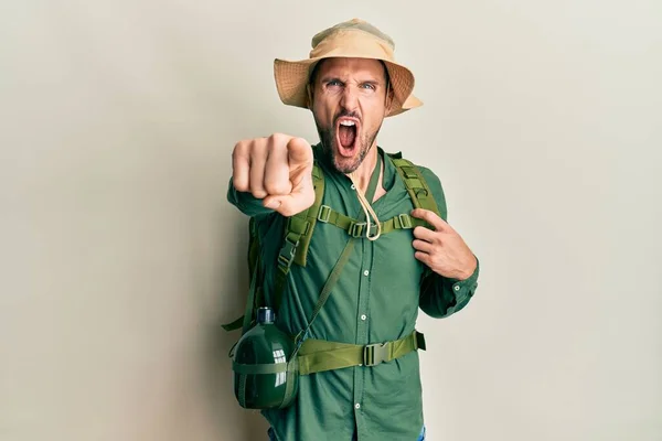 Handsome Man Beard Wearing Explorer Hat Backpack Pointing Displeased Frustrated — Stock Photo, Image