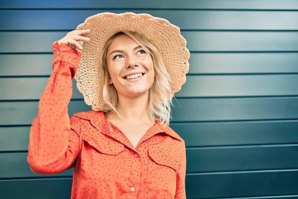 Giovane Bionda Turista Sorridente Felice Passeggiata Città — Foto Stock