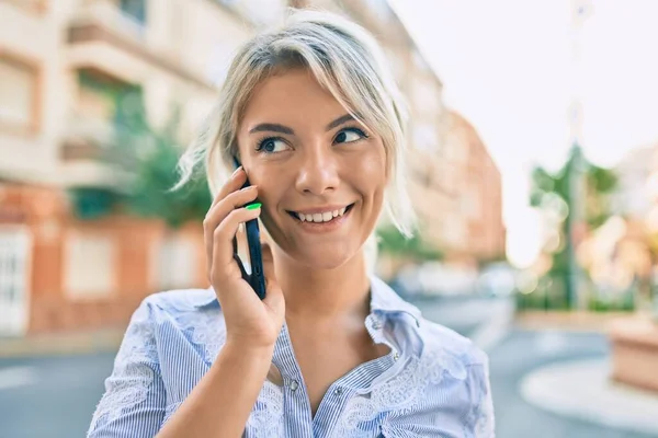 Genç Sarışın Kadın Gülümsüyor Şehirdeki Akıllı Telefondan Konuşuyor — Stok fotoğraf