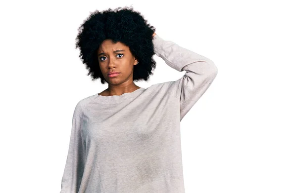 Ung Afrikansk Amerikansk Kvinna Bär Tillfälliga Kläder Förvirra Och Undrar — Stockfoto