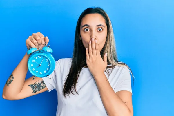 Tânără Hispanică Care Ține Ceasul Alarmă Care Acoperă Gura Mâna — Fotografie, imagine de stoc