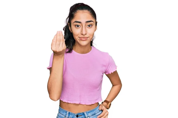 Adolescente Hispana Con Frenos Dentales Con Ropa Casual Haciendo Gesto —  Fotos de Stock