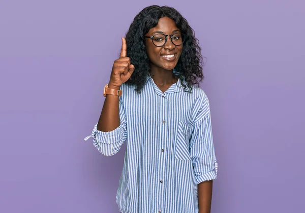 Красива Африканська Молода Жінка Повсякденному Одязі Окулярах Показує Вказує Пальцем — стокове фото