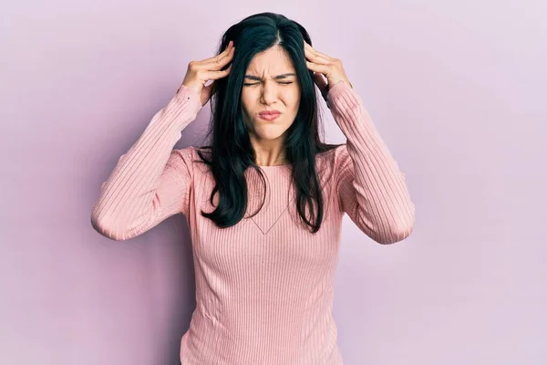 Young Hispanic Woman Wearing Casual Clothes Hand Head Headache Because — Stock Photo, Image