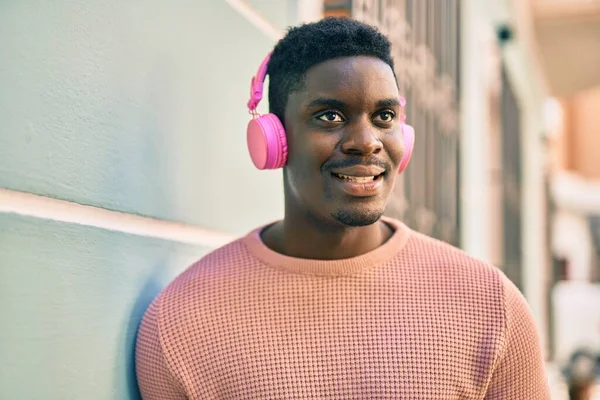 Jovem Afro Americano Sorrindo Feliz Usando Fones Ouvido Cidade — Fotografia de Stock