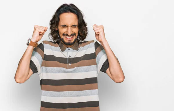 Jovem Hispânico Vestindo Roupas Casuais Animado Para Sucesso Com Braços — Fotografia de Stock