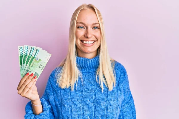 Ung Blond Flicka Med 10000 Sydkoreanska Vann Sedlar Ser Positiva — Stockfoto