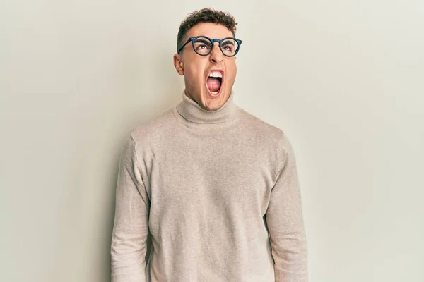 Giovane Ispanico Che Indossa Maglione Casual Collo Alto Arrabbiato Pazzo — Foto Stock