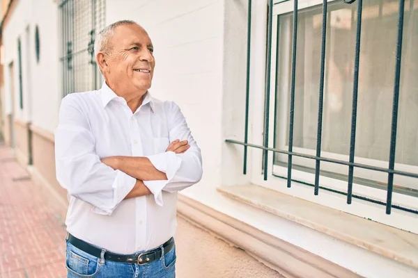 Homem Sênior Sorrindo Feliz Andando Cidade — Fotografia de Stock