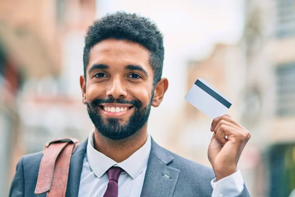 Joven Empresario Afroamericano Sonriendo Feliz Sosteniendo Tarjeta Crédito Ciudad —  Fotos de Stock