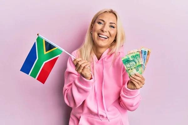 Jonge Blonde Vrouw Houdt Zuid Afrika Vlag Rand Bankbiljetten Lachen — Stockfoto