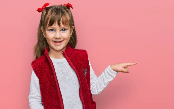 Kleine Kaukasische Mädchen Lässiger Kleidung Lächeln Glücklich Und Zeigen Mit — Stockfoto