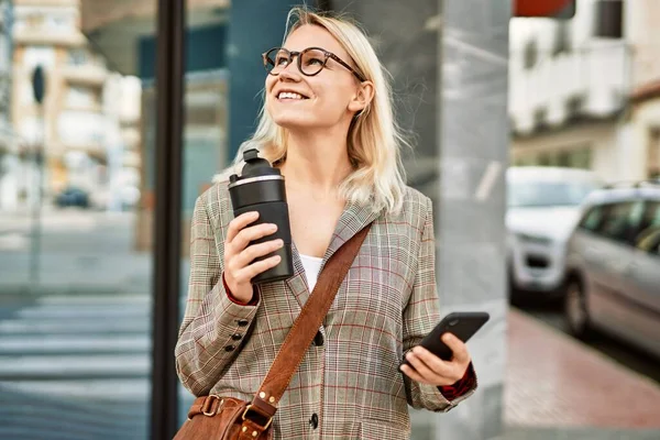 Ung Blond Affärskvinna Med Smartphone Dricka Kaffe Staden — Stockfoto