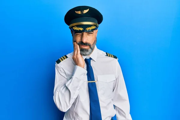 Mann Mittleren Alters Mit Bart Und Grauen Haaren Flugzeugpilotenuniform Der — Stockfoto