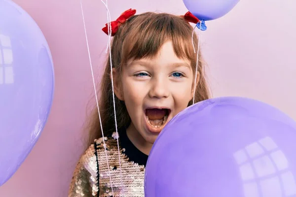 Klein Blank Meisje Kind Dat Ballonnen Vasthoudt Die Hard Lachen — Stockfoto