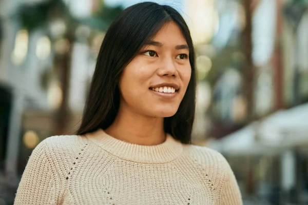 Mladá Asijská Žena Usměvavá Šťastný Stojící Městě — Stock fotografie