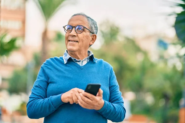 Senior Hombre Pelo Gris Sonriendo Feliz Usando Teléfono Inteligente Ciudad — Foto de Stock