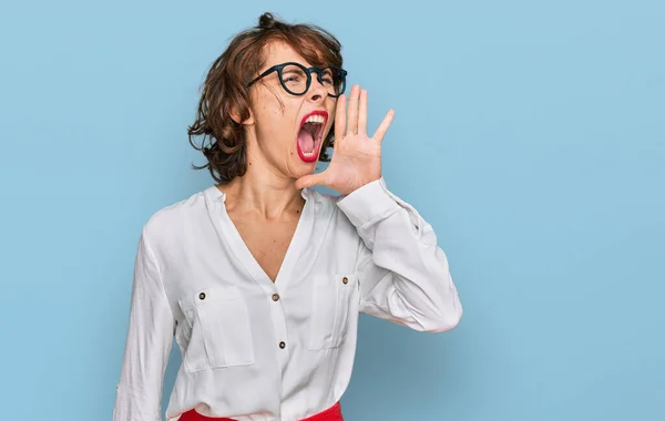 Ung Latinamerikansk Kvinna Affärsstil Och Glasögon Skriker Och Skriker Högt — Stockfoto