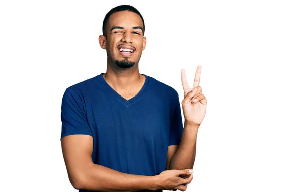 Jovem Afro Americano Vestindo Camiseta Casual Sorrindo Com Rosto Feliz — Fotografia de Stock