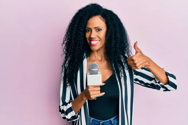 Mulher Afro Americana Meia Idade Segurando Microfone Repórter Sorrindo Feliz — Fotografia de Stock