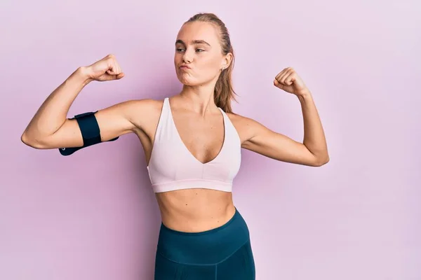 Vacker Blond Kvinna Sportkläder Och Armband Visar Armar Muskler Ler — Stockfoto