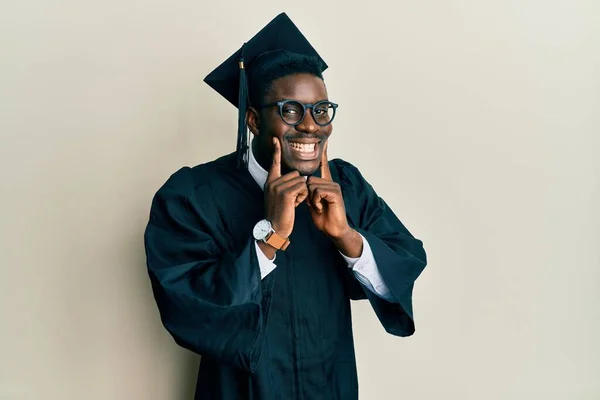 Stilig Svart Man Bär Examen Mössa Och Ceremoni Mantel Ler — Stockfoto