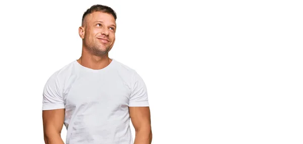 Knappe Spier Man Draagt Casual Witte Tshirt Glimlachen Kijken Naar — Stockfoto