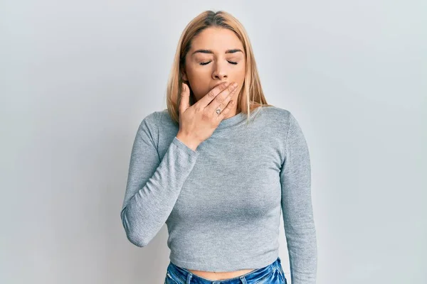 Mujer Joven Caucásica Con Ropa Casual Aburrida Bostezando Cansada Cubriendo — Foto de Stock