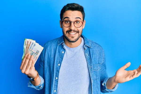 Joven Hispano Sosteniendo Billetes Rublo Rusos Celebrando Logro Con Sonrisa — Foto de Stock