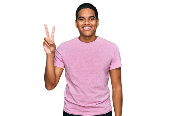 Ein Junger Gutaussehender Hispanischer Mann Lässigem Rosafarbenem Shirt Lächelt Mit — Stockfoto