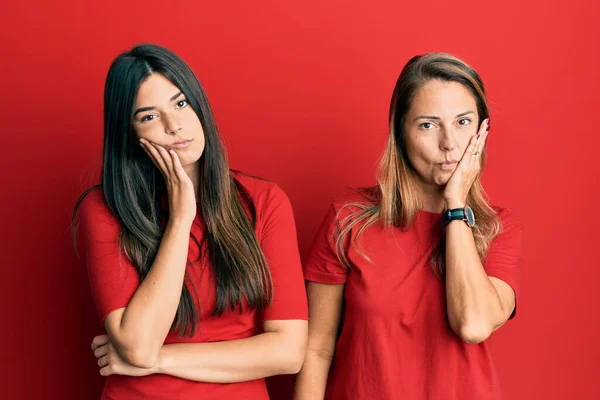 Familia Hispana Madre Hija Usando Ropa Casual Sobre Fondo Rojo —  Fotos de Stock