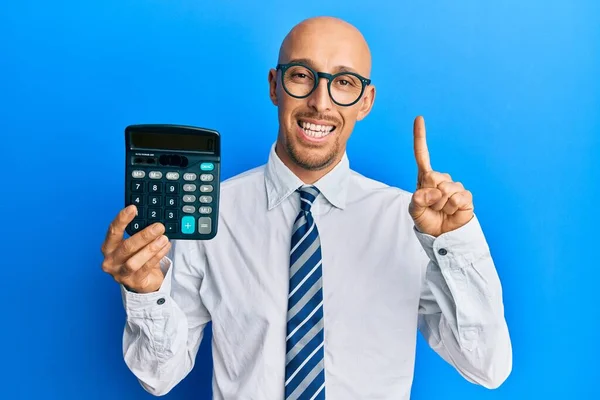 Hombre Negocios Calvo Con Barba Que Muestra Dispositivo Calculadora Sonriendo —  Fotos de Stock