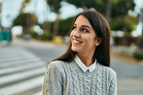 Молода Іспаномовна Жінка Посміхається Щаслива Стоячи Місті — стокове фото