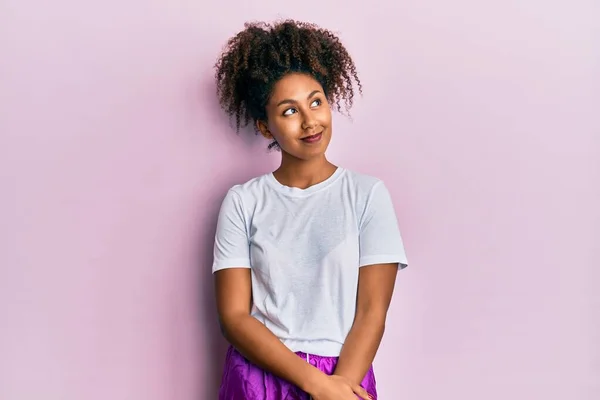 Mulher Americana Africana Bonita Com Cabelo Afro Vestindo Sportswear Olhando — Fotografia de Stock