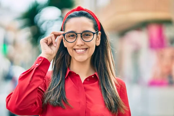 Молода Іспаномовна Жінка Посміхається Щасливим Торкаючись Окулярів Місті — стокове фото