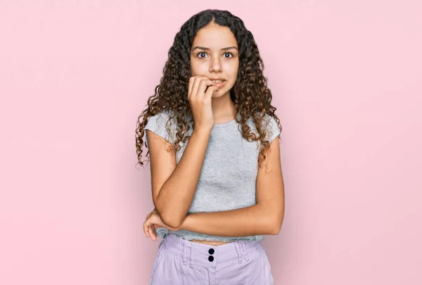 Teenager Hispanische Mädchen Lässiger Kleidung Sehen Gestresst Und Nervös Aus — Stockfoto