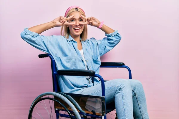 Tekerlekli Sandalyede Oturan Güzel Sarışın Kadın Barış Sembolü Yapıyor Yüzünde — Stok fotoğraf