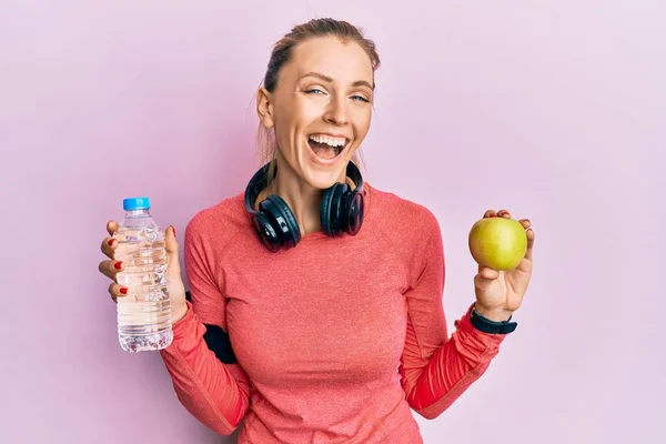 Schöne Kaukasische Sportlerin Mit Wasserflasche Und Grünem Apfel Lächelt Und — Stockfoto
