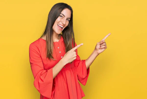 Joven Hermosa Mujer Con Ropa Casual Sonriendo Mirando Cámara Apuntando — Foto de Stock