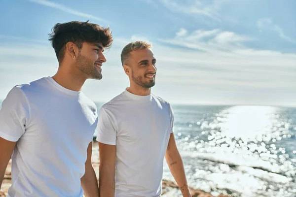 Genç Eşcinsel Çift Gülümsüyor Kumsalda Yürürken Mutlu — Stok fotoğraf