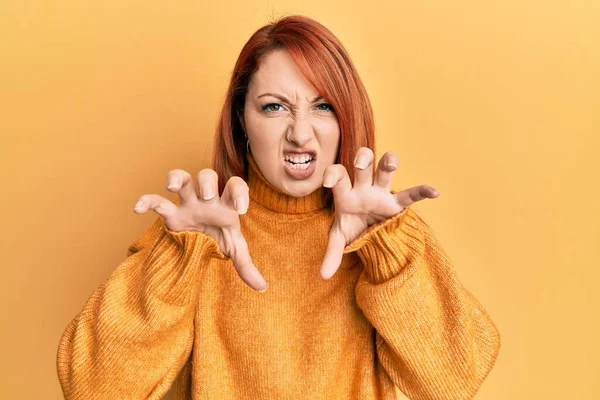 Belle Femme Rousse Portant Pull Hiver Décontracté Sur Fond Jaune — Photo